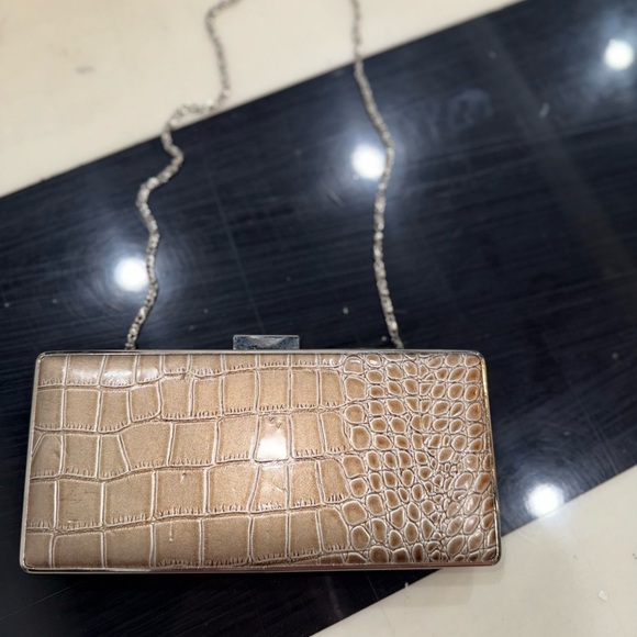 BRONZE HARDSHELL FAUX CROCODILE METAL FRAME CLUTCH W CHAIN AMD METAL CLASP - Picture 8 of 14